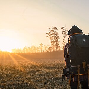 Ein Foto von einem Wanderer mit Rucksack