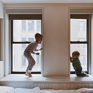 Zwei spielende Kinder