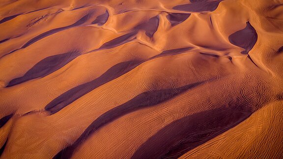 Eine Wüste mit rötlichem Sand